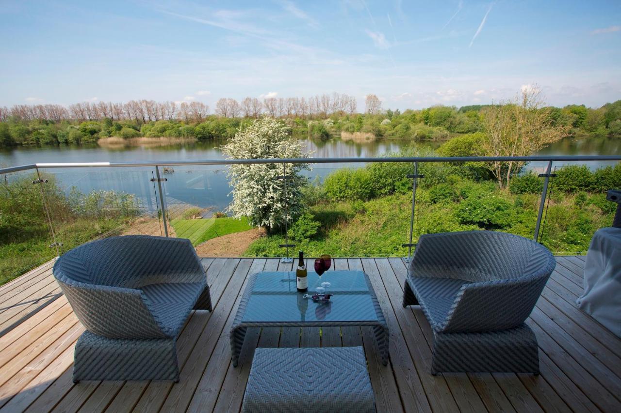 Lakeside Property With Access Into Spa On A Nature Reserve Bauhinia House Hm73 Somerford Keynes 외부 사진